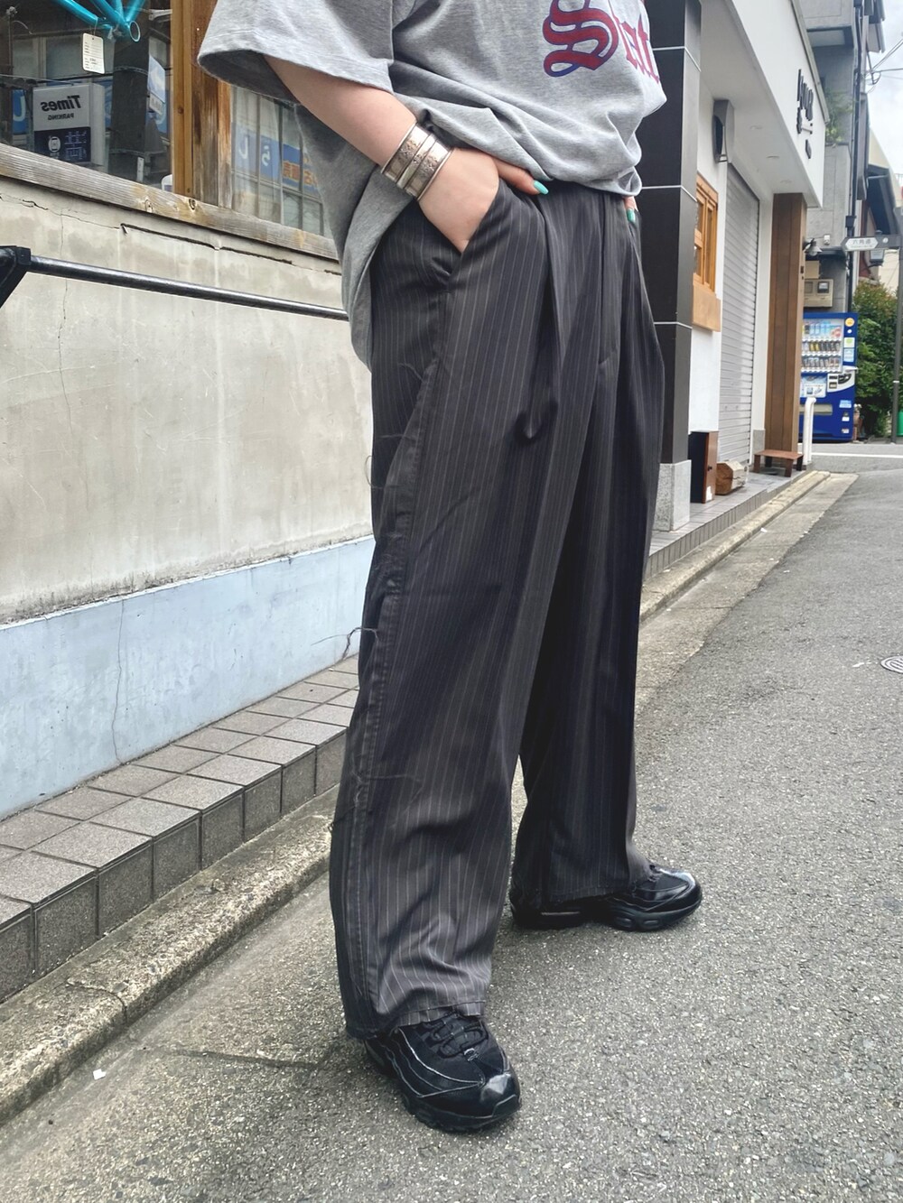 「ciaopanic、夏、スラックス、ロゴT」｜「CIAOPANICのOld English ロゴT（Tシャツ/カットソー、グレー系）」を使った、カメワリアオイさん（レディース・162cm）の夏コーディネートの3枚目の写真