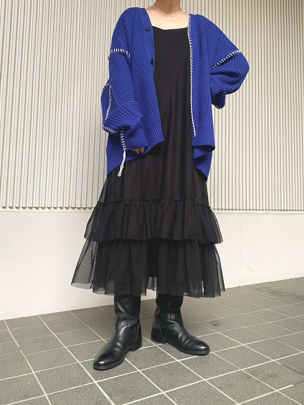 「カジュアルコーデ、カーディガン、キャップ、チュールワンピ、キャミワンピ、ciaopanic」｜「CIAOPANICのハンドステッチワッフルニットカーディガン（カーディガン/ボレロ、ブルー系）」を使った、カメワリアオイさん（レディース・162cm）の春コーディネートの5枚目の写真