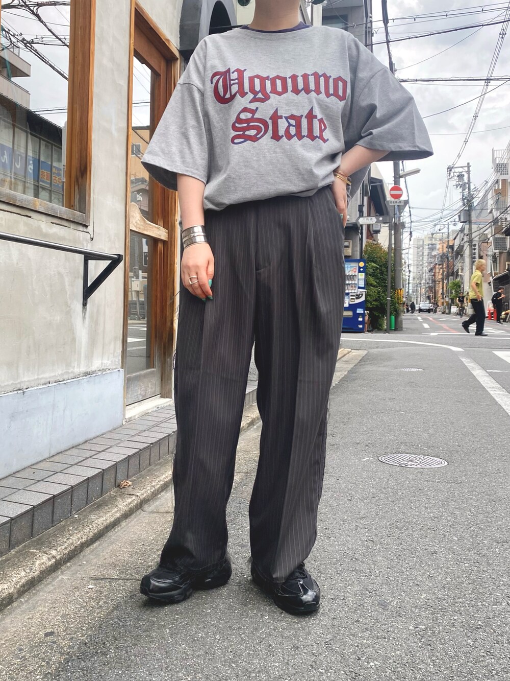 「ciaopanic、夏、スラックス、ロゴT」｜「CIAOPANICのOld English ロゴT（Tシャツ/カットソー、グレー系）」を使った、カメワリアオイさん（レディース・162cm）の夏コーディネートの4枚目の写真