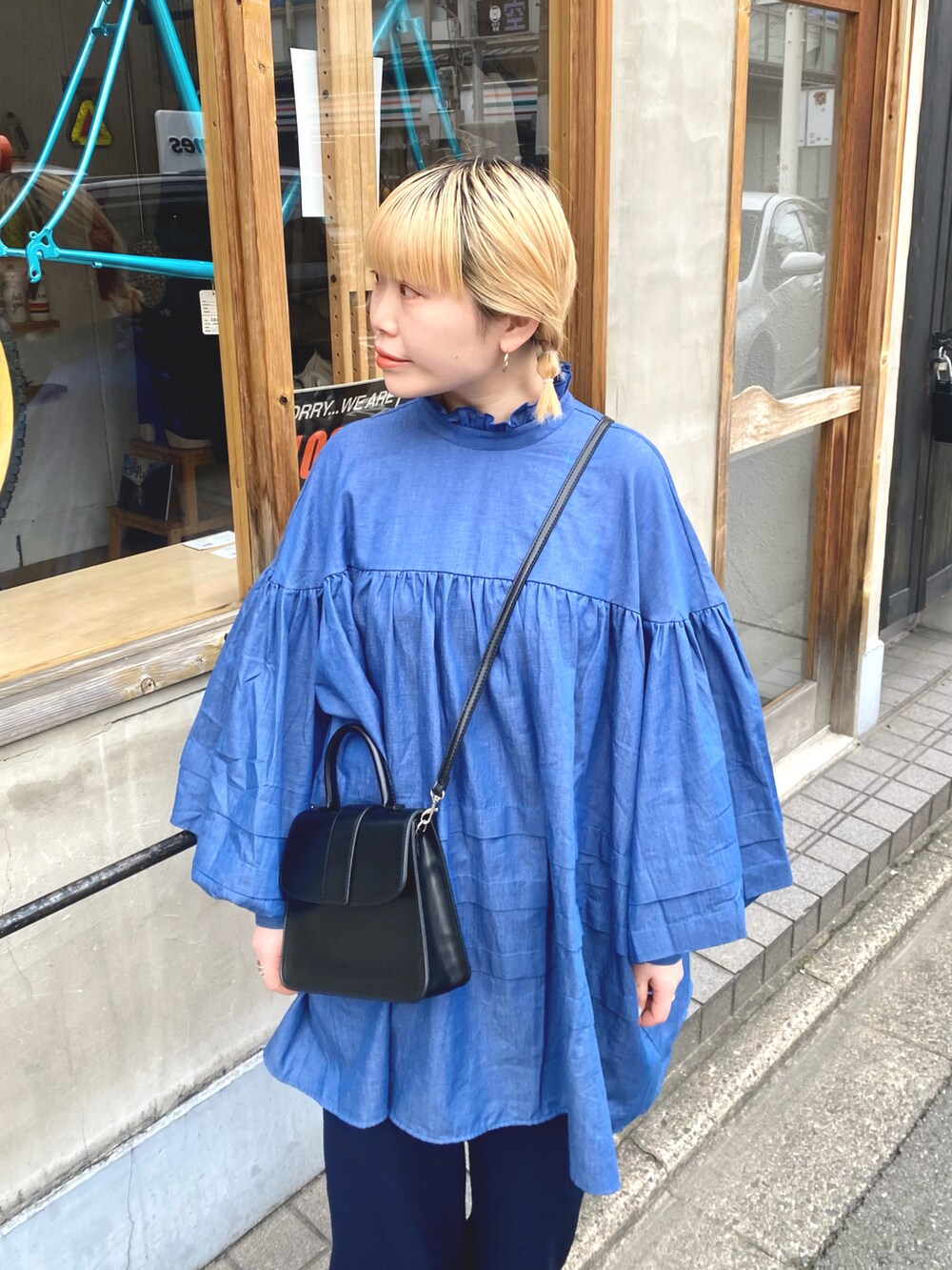 「ラインパンツ、ジャージ、チュニックワンピ、デニム、カジュアルコーデ、ciaopanic」｜「CIAOPANICのランタンスリーブタックチュニック/ミニワンピース（ワンピース、ブルー系）」を使った、カメワリアオイさん（レディース・162cm）の春コーディネートの3枚目の写真
