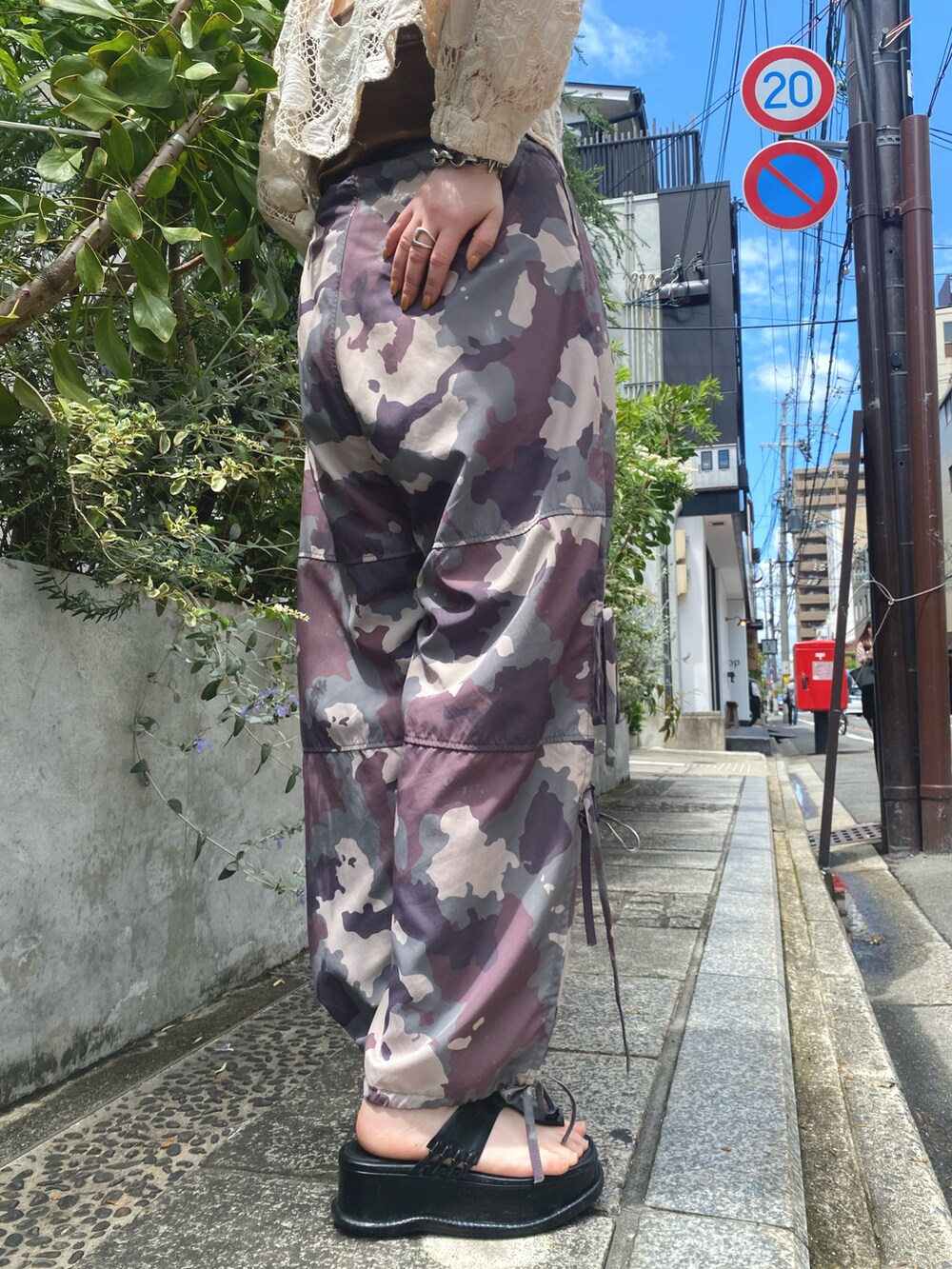 「ポコポコ、楽チンコーデ、ciaopanic、レース、カーゴパンツ、カモ柄」｜「CIAOPANICの2WAYカットワークレースショートトップス（Tシャツ/カットソー、ホワイト系）」を使った、カメワリアオイさん（レディース・162cm）の春コーディネートの5枚目の写真