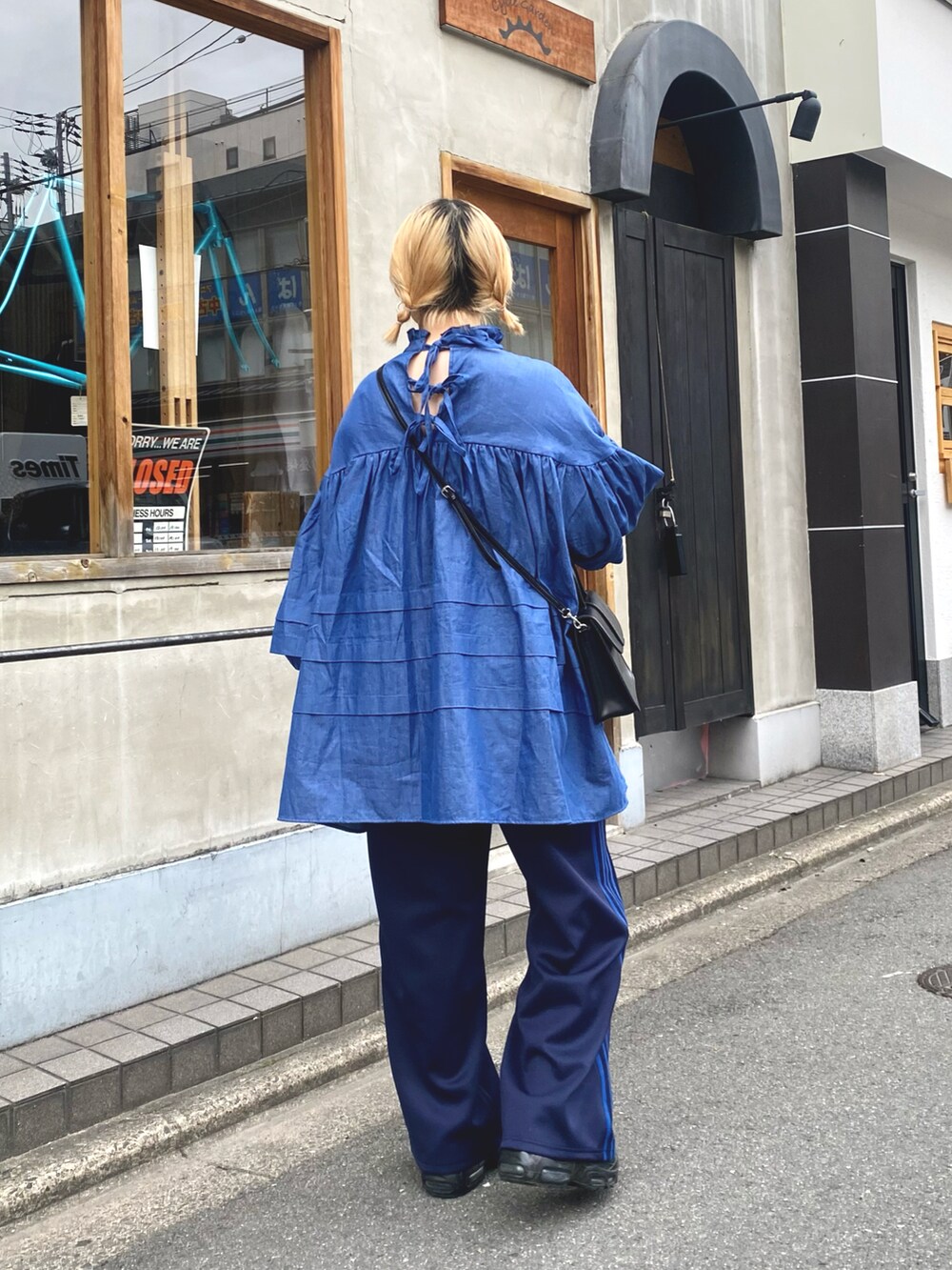 「ラインパンツ、ジャージ、チュニックワンピ、デニム、カジュアルコーデ、ciaopanic」｜「CIAOPANICのランタンスリーブタックチュニック/ミニワンピース（ワンピース、ブルー系）」を使った、カメワリアオイさん（レディース・162cm）の春コーディネートの5枚目の写真