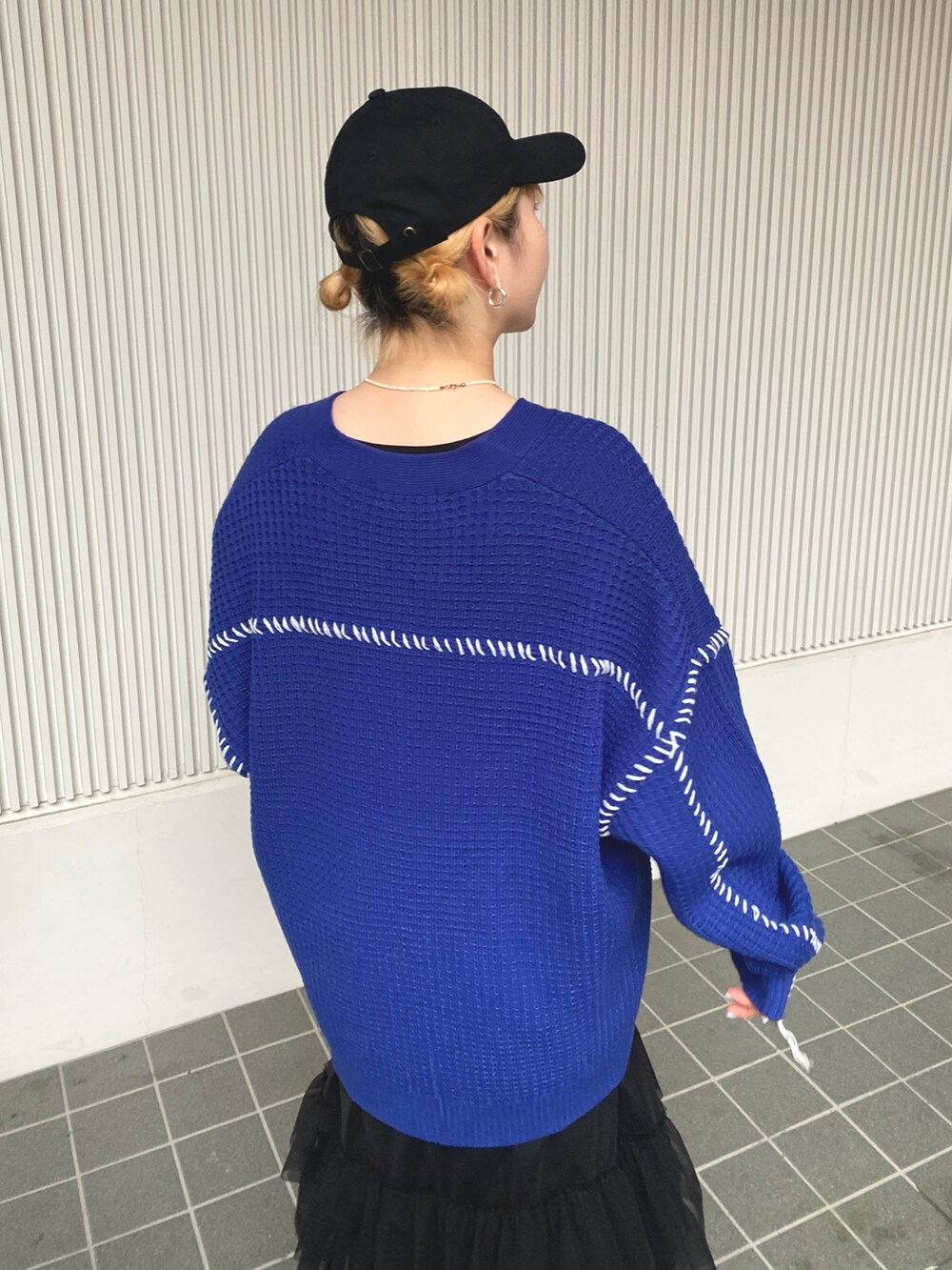 「カジュアルコーデ、カーディガン、キャップ、チュールワンピ、キャミワンピ、ciaopanic」｜「CIAOPANICのハンドステッチワッフルニットカーディガン（カーディガン/ボレロ、ブルー系）」を使った、カメワリアオイさん（レディース・162cm）の春コーディネートの4枚目の写真