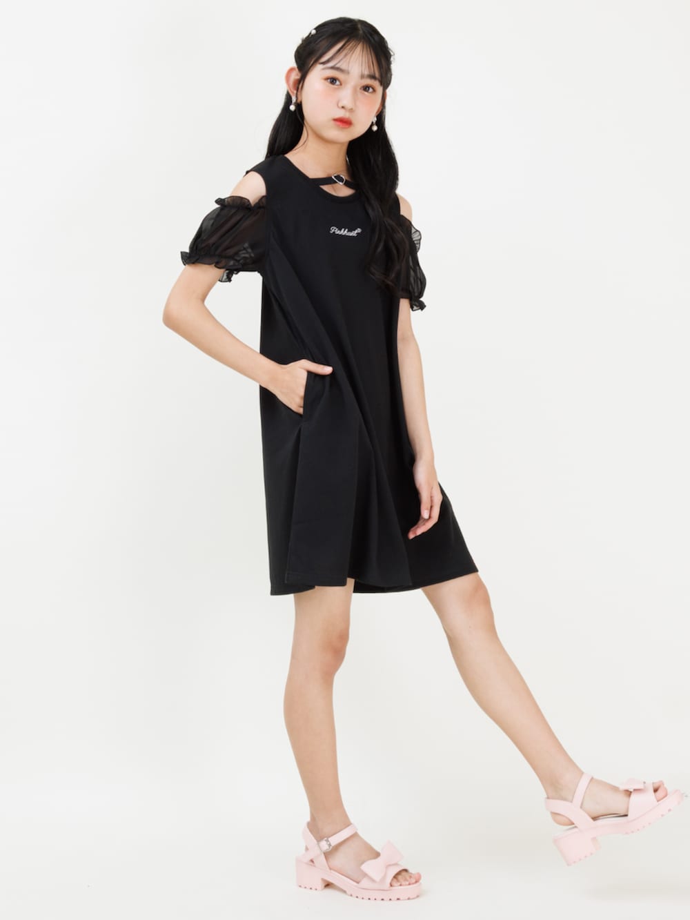 ピンク系のサンダル、ブラック系のワンピースを着用したキッズの夏コーディネートの2枚目の写真