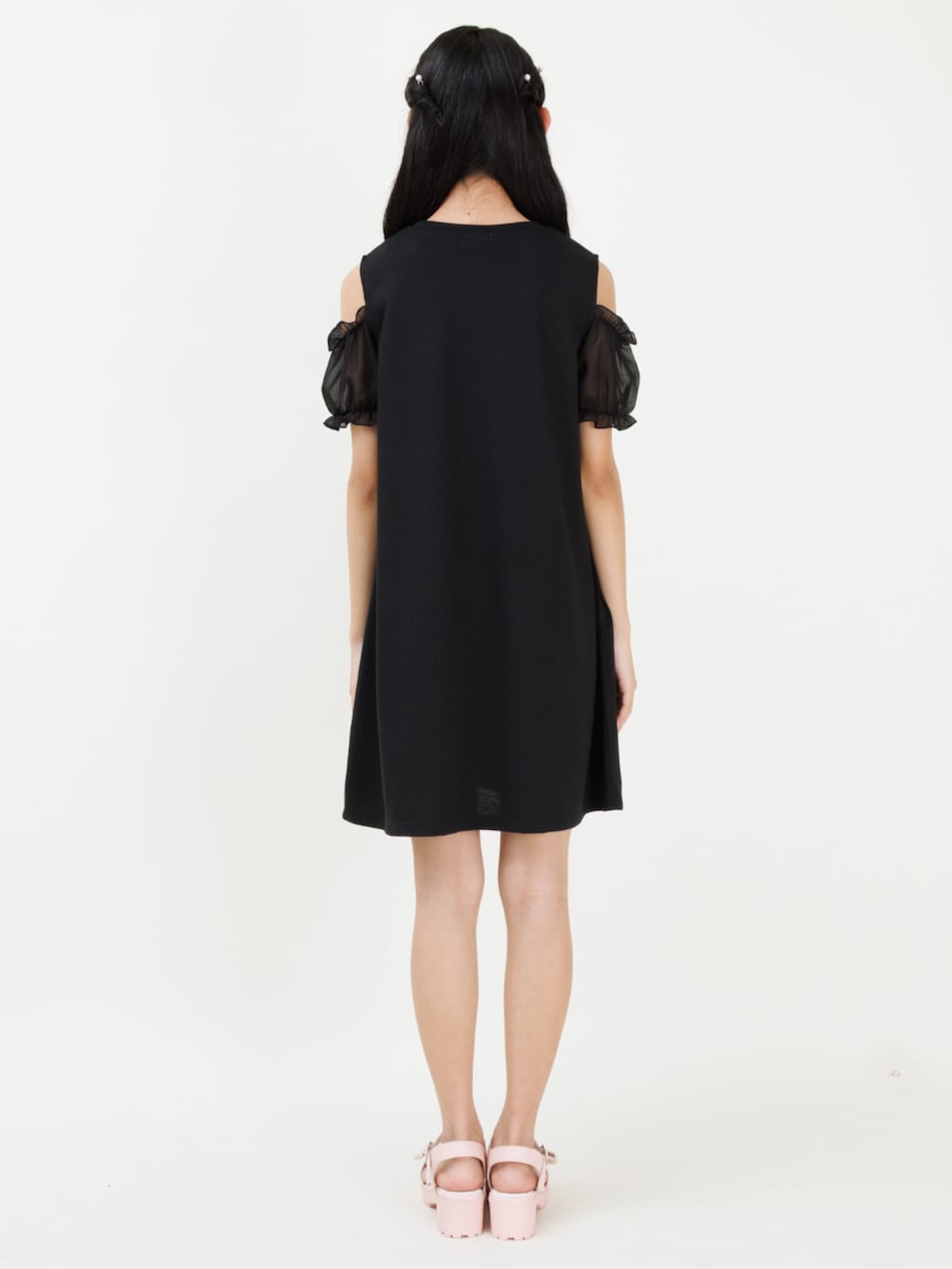 ピンク系のサンダル、ブラック系のワンピースを着用したキッズの夏コーディネートの3枚目の写真