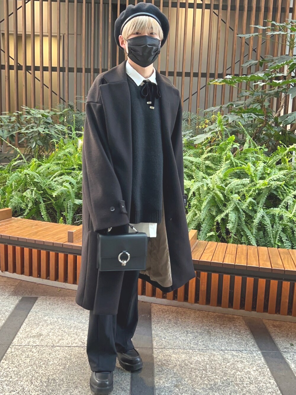 ホワイト系のシャツ/ブラウス、ブラック系のチェスターコート、ブラック系のローファーを着用したメンズの冬コーディネートの2枚目の写真