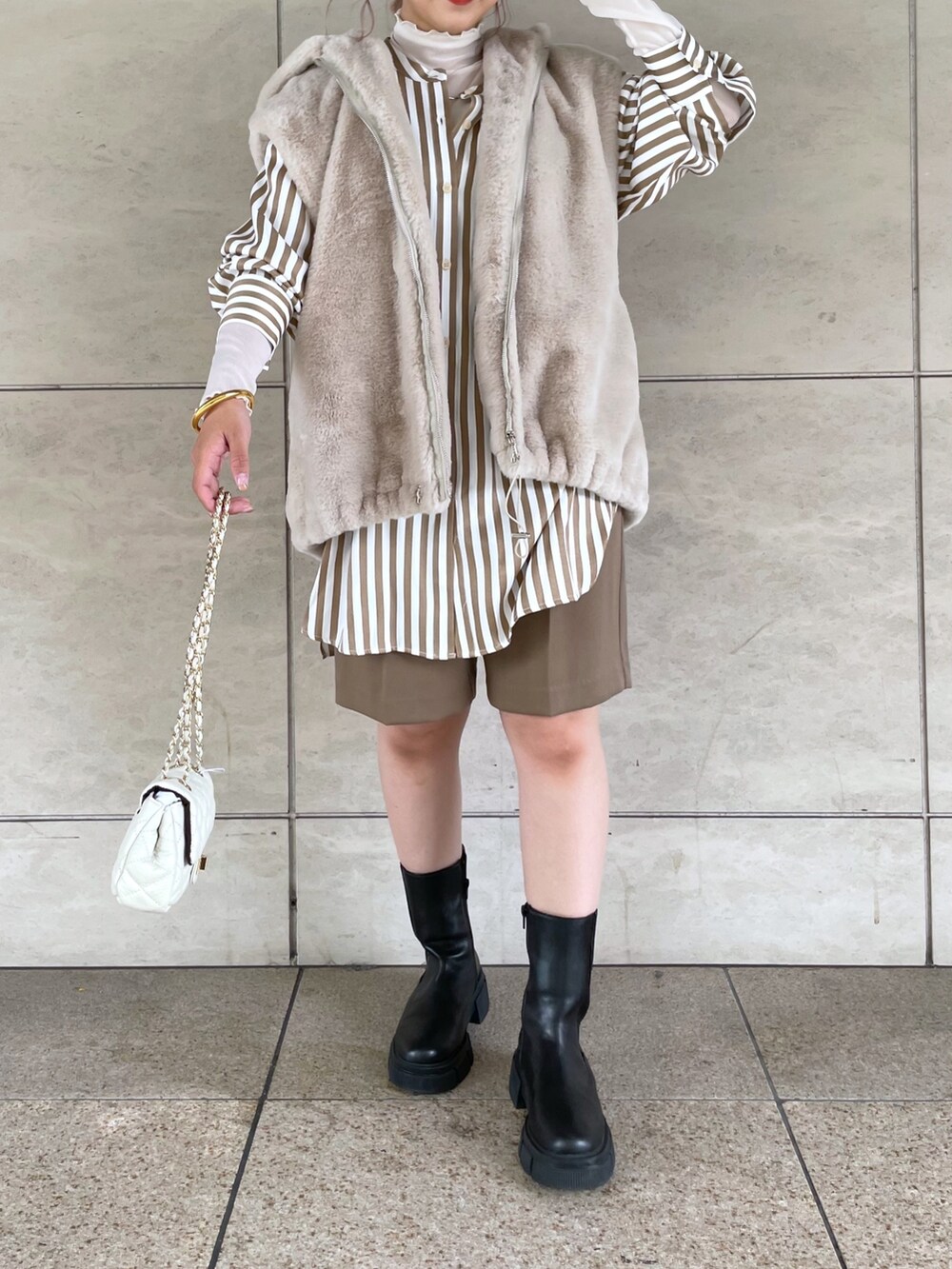 「WEARハロウィン2022、韓国ファッション、シンプルコーデ、厚底シューズ、きれいめカジュアル、レイヤードスタイル、秋冬コーデ、秋コーデ、カジュアル、オトナ女子、秋色コーデ、ストライプシャツ、ショートパンツ」｜「DouDouのスタンドストライプシャツ（シャツ/ブラウス、ベージュ系）」を使った、Tsugumiさん（レディース・156cm）の秋コーディネートの3枚目の写真