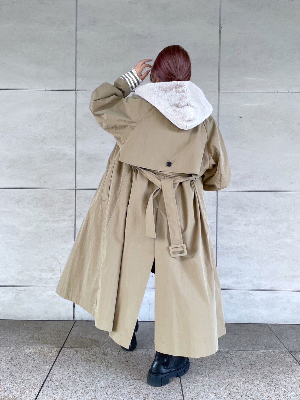 「WEARハロウィン2022、韓国ファッション、シンプルコーデ、厚底シューズ、きれいめカジュアル、レイヤードスタイル、秋冬コーデ、秋コーデ、カジュアル、オトナ女子、秋色コーデ、ストライプシャツ、ショートパンツ」｜「DouDouのスタンドストライプシャツ（シャツ/ブラウス、ベージュ系）」を使った、Tsugumiさん（レディース・156cm）の秋コーディネートの2枚目の写真