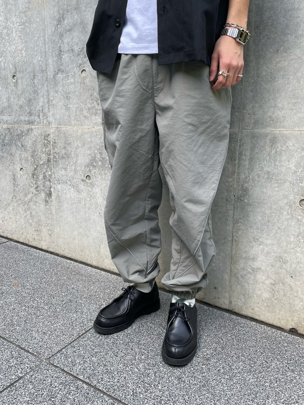 「フレディアンドグロスター、FREDY&GLOSTER、gloster、革靴、休日スタイル、きれいめカジュアル、ビッグシルエット、きれめカジュアル、オープンカラーシャツ、夏コーデ、ブラック、モノトーン、シャツ、オーバーサイズ、春コーデ」｜「GLOSTERの【WORK ABOUT/ワークアバウト】TROPICAL SHIRT トロピカルオープンカラーシャツ（シャツ/ブラウス、ブラック系）」を使った、SHIMADAさん（メンズ・178cm）の春コーディネートの3枚目の写真