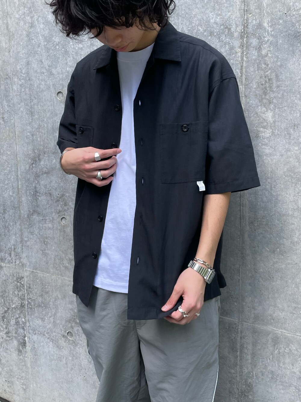 「フレディアンドグロスター、FREDY&GLOSTER、gloster、革靴、休日スタイル、きれいめカジュアル、ビッグシルエット、きれめカジュアル、オープンカラーシャツ、夏コーデ、ブラック、モノトーン、シャツ、オーバーサイズ、春コーデ」｜「GLOSTERの【WORK ABOUT/ワークアバウト】TROPICAL SHIRT トロピカルオープンカラーシャツ（シャツ/ブラウス、ブラック系）」を使った、SHIMADAさん（メンズ・178cm）の春コーディネートの2枚目の写真