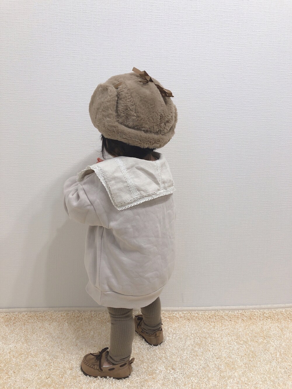 「キッズコーデ、ロゴスウェット、ビッグカラー、ブラウス、レイヤードスタイル、レギンス、モカシン、フライトキャップ、淡色コーデ、プチプラ、1歳、1歳4ヶ月、おんなのこ、ボリューム袖、私の推しブランド」｜「しまむらのアイテム（スウェット、ベージュ系）」を使った、kanchaaさん（キッズ・80cm）の冬コーディネートの3枚目の写真