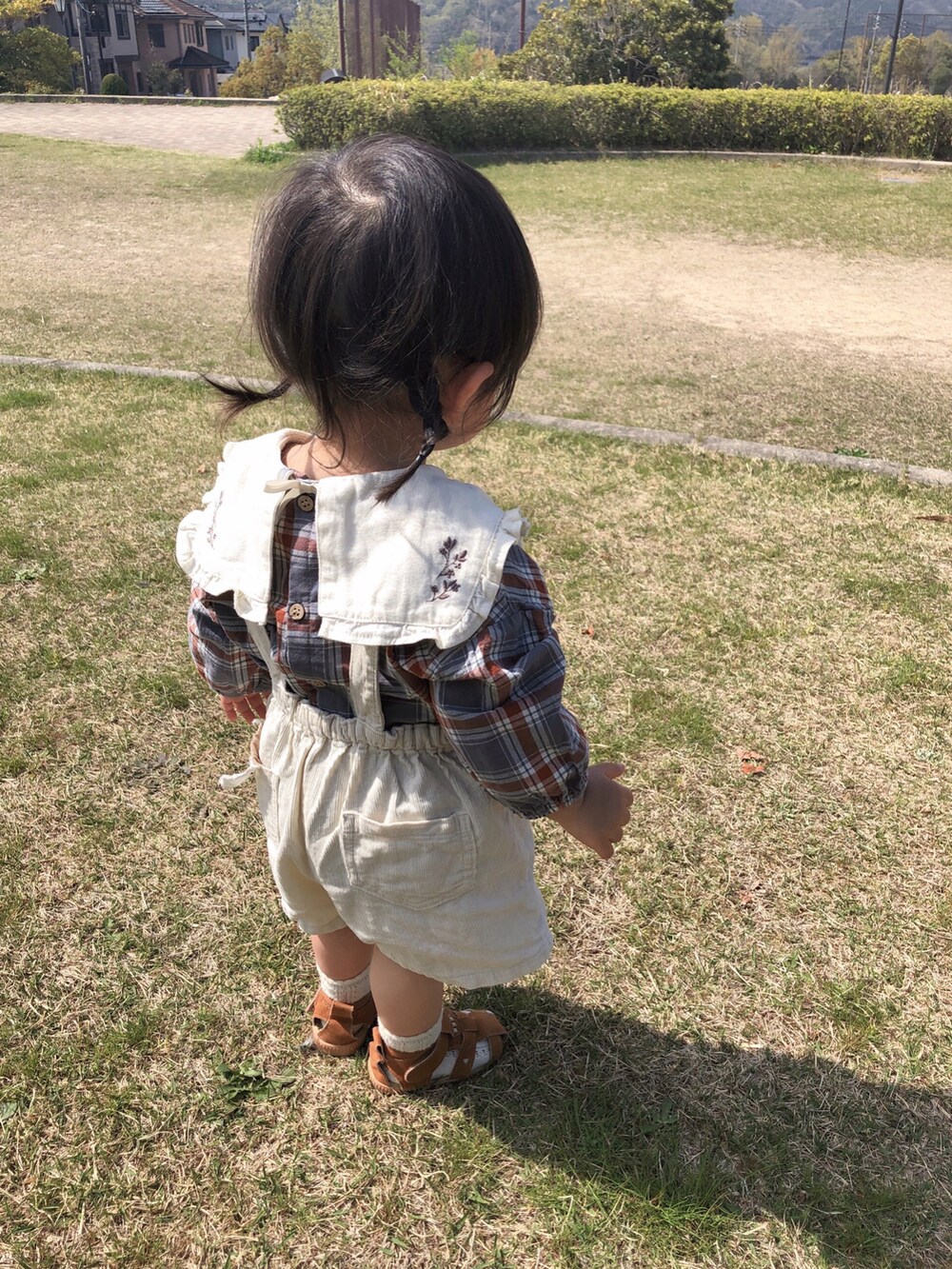 その他のシャツ/ブラウス、ホワイト系のサロペット/オーバーオール、ブラウン系のサンダルを着用したキッズの春コーディネートの4枚目の写真