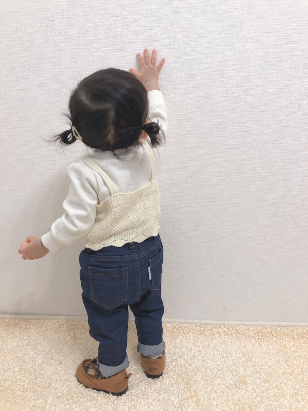 「キッズコーデ、レイヤードスタイル、花柄、デニムパンツ、タックイン、モカシン、レオパード、プチプラ、1歳、1歳4ヶ月、おんなのこ、私の推しブランド、ニットビスチェ」｜「petit mainのウォッシャブル 花刺しゅうニットビスチェ×Tシャツセット（ニット/セーター、ベージュ系）」を使った、kanchaaさん（キッズ・80cm）の冬コーディネートの3枚目の写真