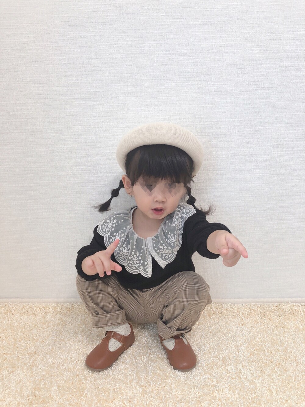 ブラック系のTシャツ/カットソー、ブラウン系のパンツ、ブラウン系のシューズを着用したキッズの秋コーディネートの3枚目の写真