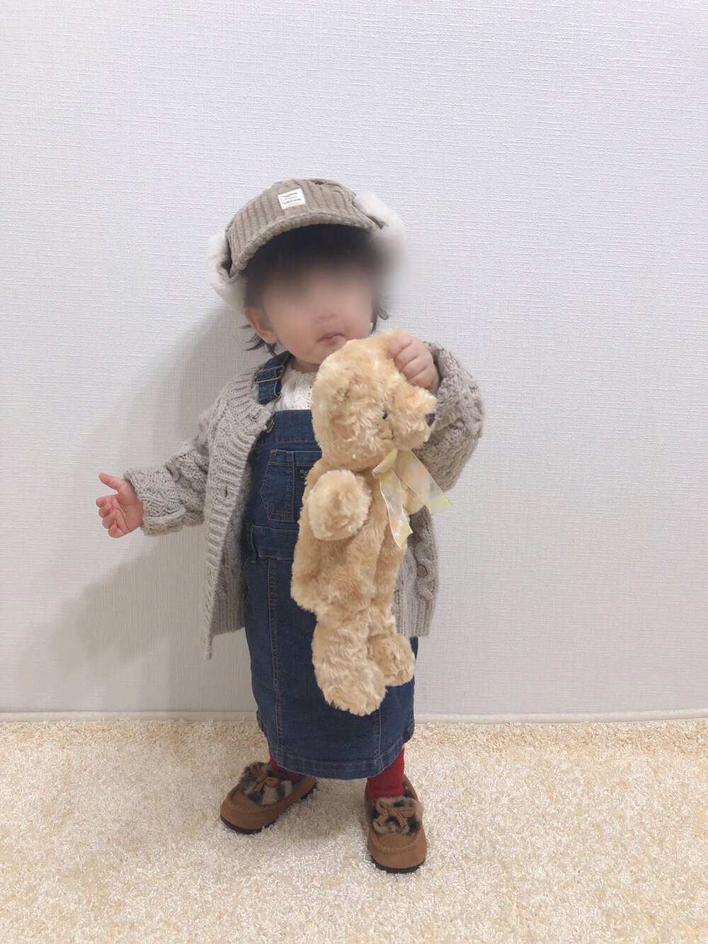 「キッズコーデ、刺繍ブラウス、ジャンパースカート、デニム、カーディガン、ケーブルニット、モカシン、レオパード、フライトキャップ、プチプラ、1歳、1歳4ヶ月、おんなのこ、私の推しブランド」｜「しまむらのアイテム（サロペット/オーバーオール、ブラウン系）」を使った、kanchaaさん（キッズ・80cm）の冬コーディネートの4枚目の写真