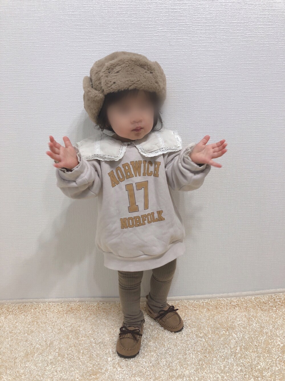 「キッズコーデ、ロゴスウェット、ビッグカラー、ブラウス、レイヤードスタイル、レギンス、モカシン、フライトキャップ、淡色コーデ、プチプラ、1歳、1歳4ヶ月、おんなのこ、ボリューム袖、私の推しブランド」｜「しまむらのアイテム（スウェット、ベージュ系）」を使った、kanchaaさん（キッズ・80cm）の冬コーディネートの2枚目の写真