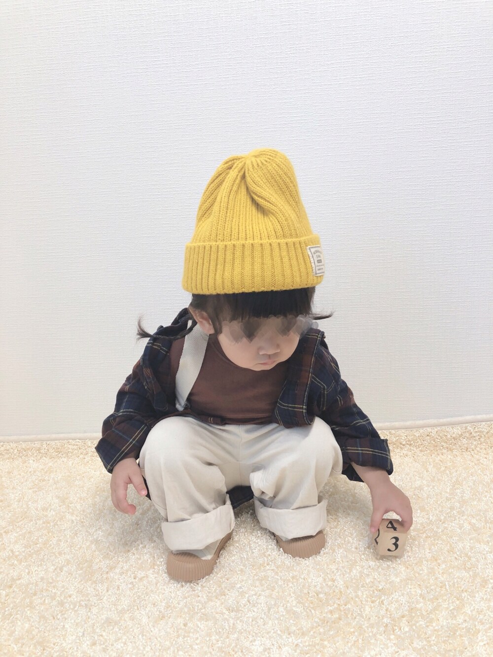 ブラウン系のTシャツ/カットソー、ブラウン系のシャツ/ブラウス、ホワイト系のサロペット/オーバーオールを着用したキッズの秋コーディネートの3枚目の写真