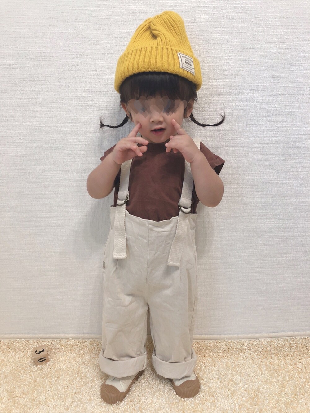 ブラウン系のTシャツ/カットソー、ブラウン系のシャツ/ブラウス、ホワイト系のサロペット/オーバーオールを着用したキッズの秋コーディネートの4枚目の写真