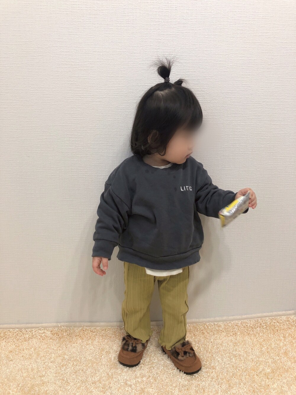 グレー系のスウェット、ホワイト系のTシャツ/カットソー、グリーン系のその他パンツを着用したキッズの冬コーディネートの2枚目の写真