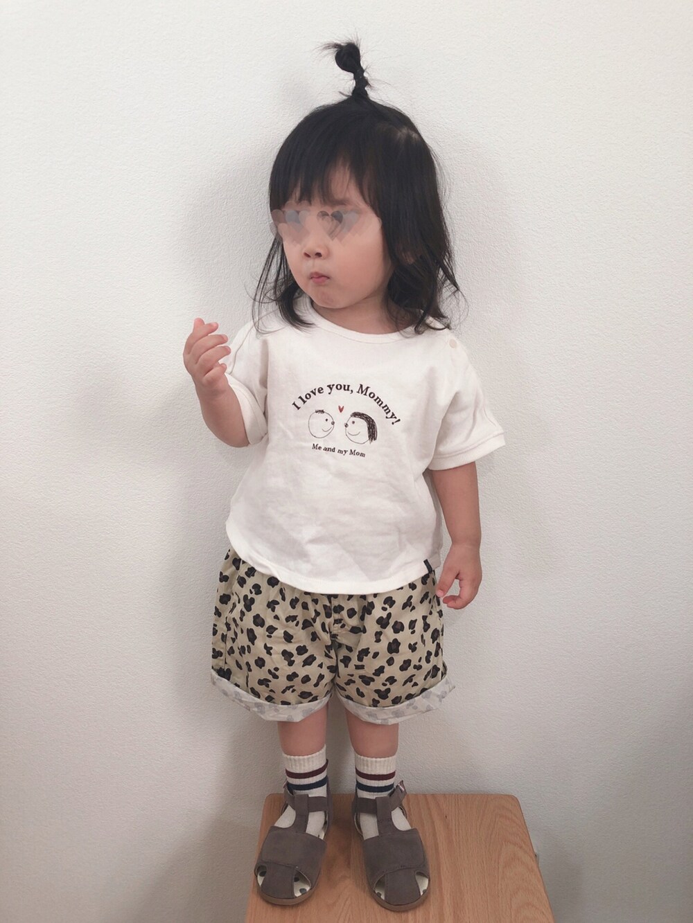 ホワイト系のTシャツ/カットソー、ベージュ系のその他パンツ、ブラウン系のサンダルを着用したキッズの夏コーディネートの2枚目の写真