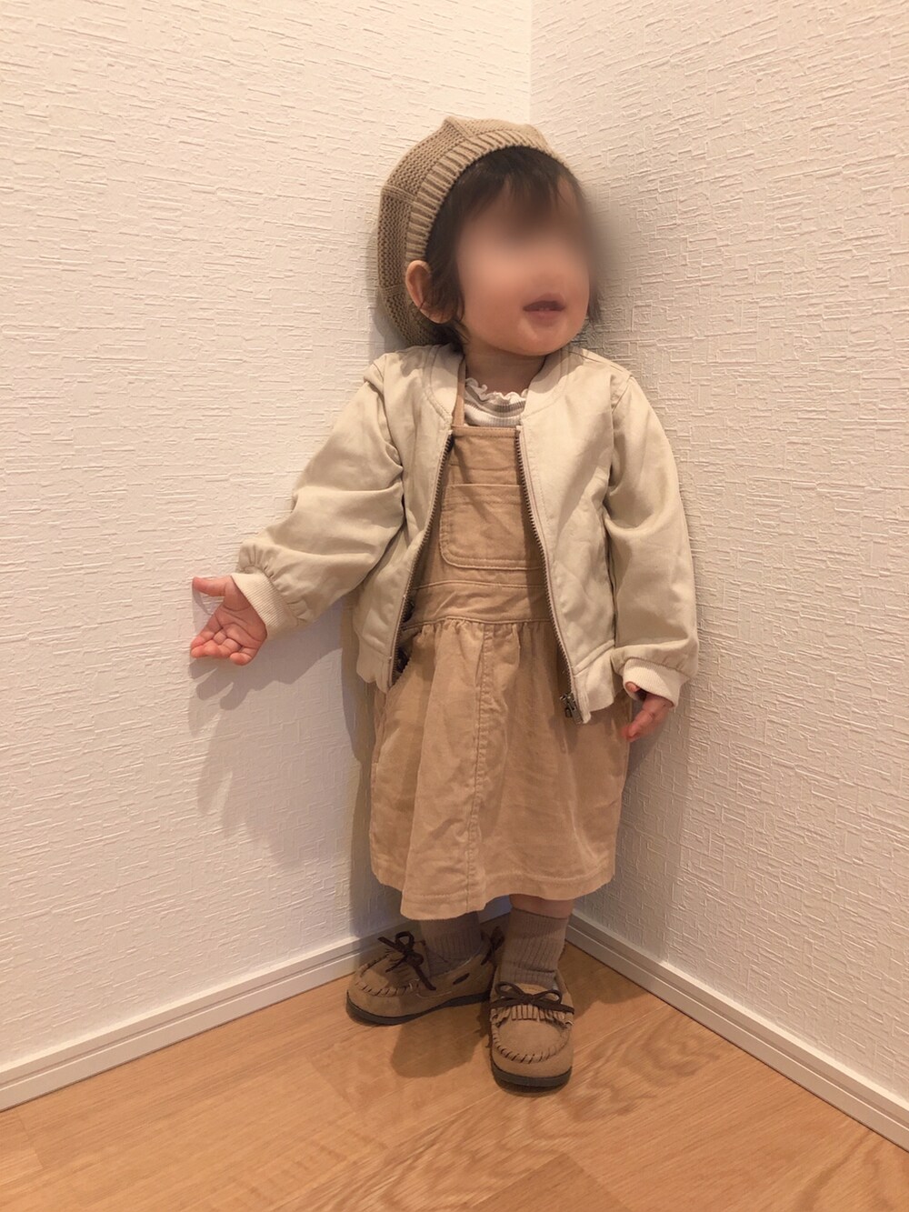 「ジャケット、ボーダー、ワントーンコーデ、ベレー帽、ベージュ、ジャンパースカート、モカシン、プチプラ、キッズコーデ、1歳、秋コーデ、おんなのこ、1歳2ヶ月」｜「no brandのアイテム（Tシャツ/カットソー、ベージュ系）」を使った、kanchaaさん（キッズ・70cm）の秋コーディネートの2枚目の写真