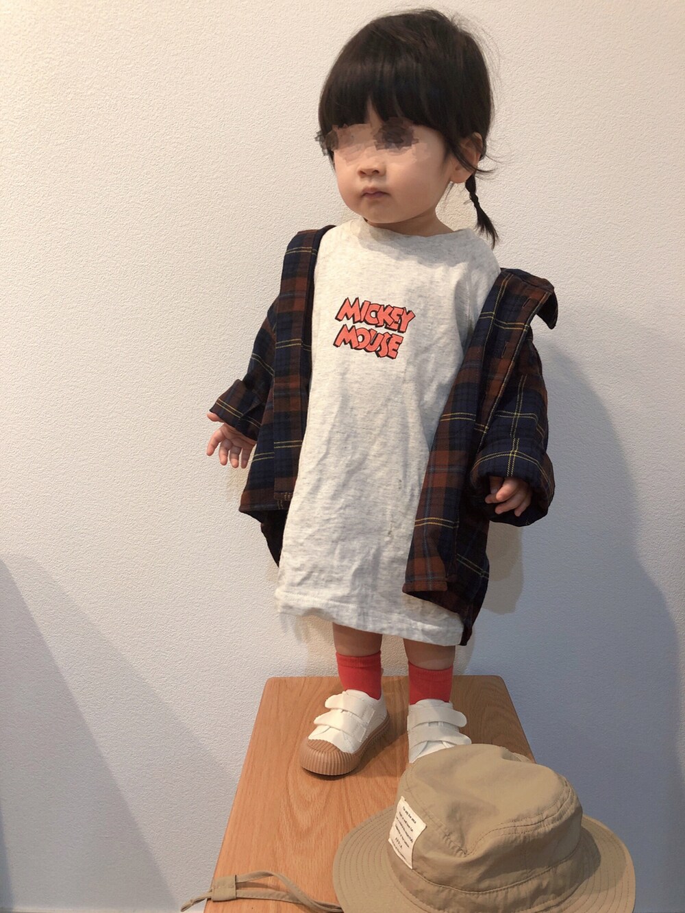 ホワイト系のTシャツ/カットソー、ブラウン系のシャツ/ブラウス、ホワイト系のスニーカーを着用したキッズの春コーディネートの3枚目の写真