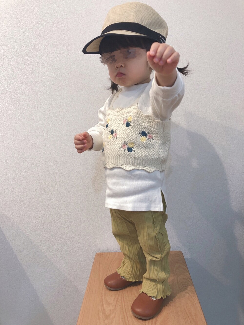 ベージュ系のニット/セーター、グリーン系のその他パンツ、ブラウン系のシューズを着用したキッズの春コーディネートの2枚目の写真