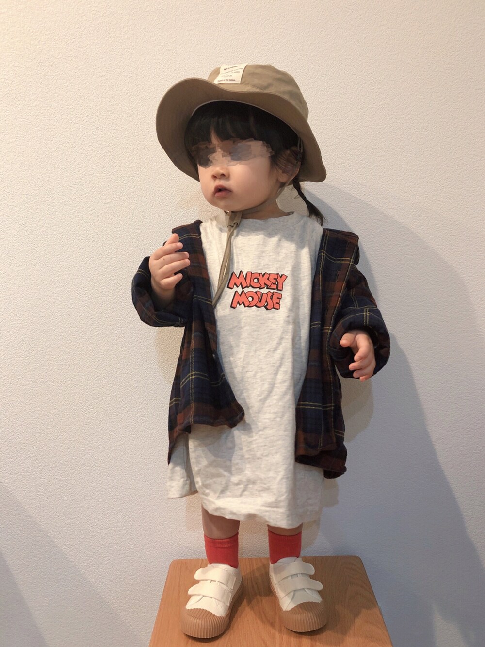 ホワイト系のTシャツ/カットソー、ブラウン系のシャツ/ブラウス、ホワイト系のスニーカーを着用したキッズの春コーディネートの2枚目の写真