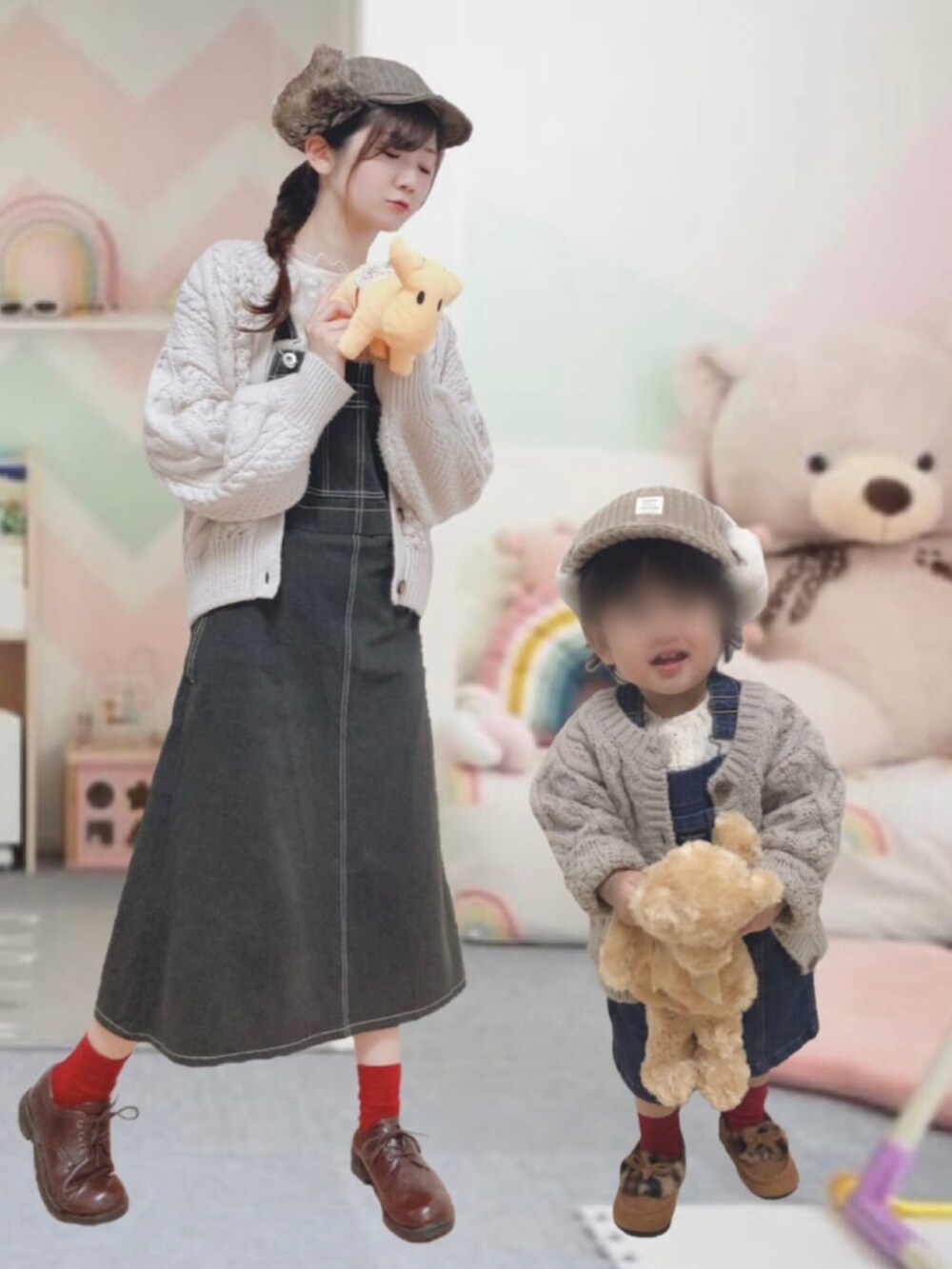 ベージュ系のスウェット、ベージュ系のベスト、ブラック系のスカートを着用したキッズの冬コーディネートの4枚目の写真