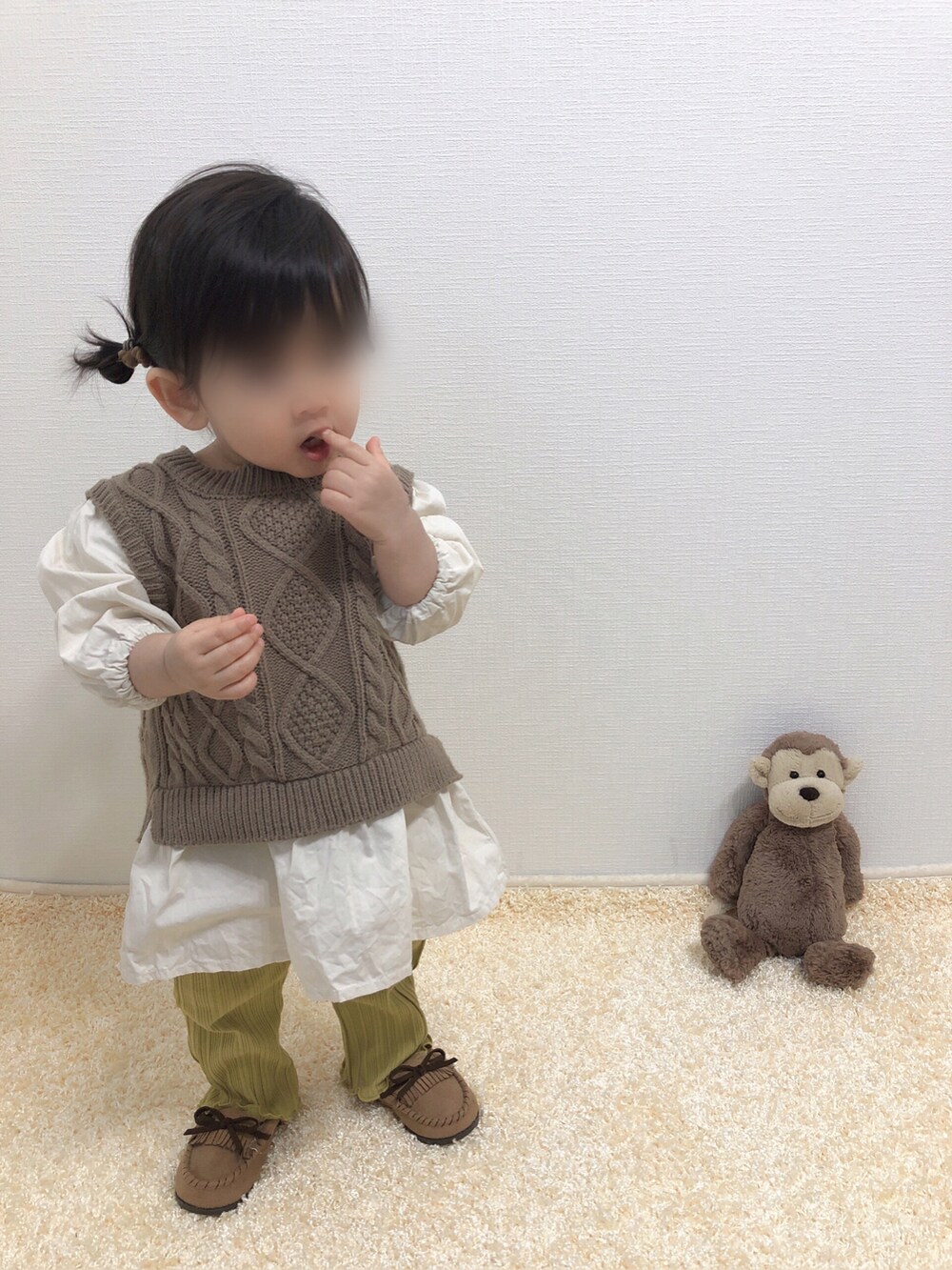 ブラウン系のシャツ/ブラウス、グリーン系のその他パンツ、ベージュ系のモカシン/デッキシューズを着用したキッズの冬コーディネートの2枚目の写真