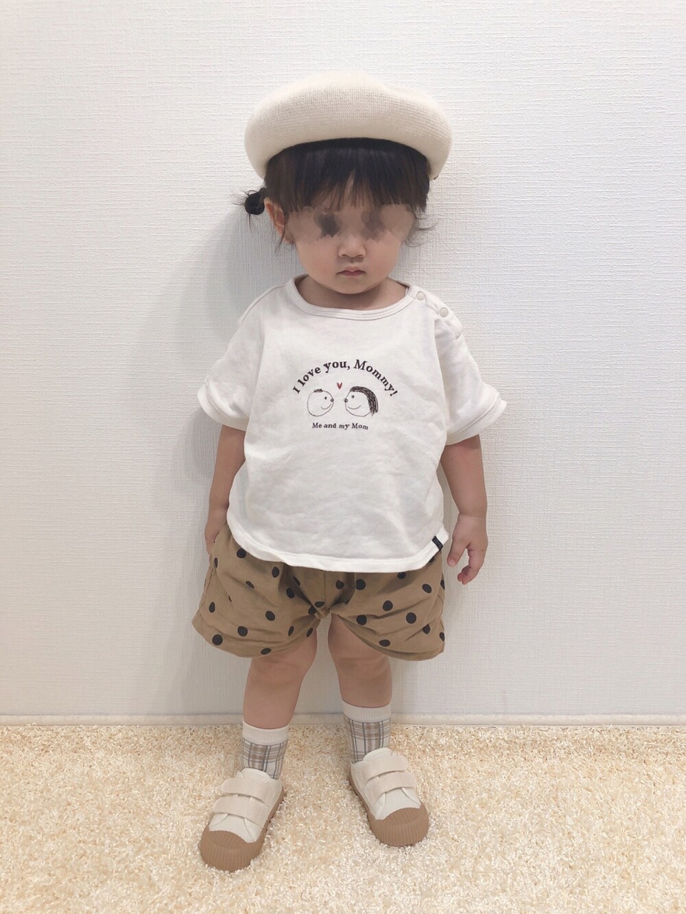 ホワイト系のTシャツ/カットソー、ブラウン系のその他パンツ、ホワイト系のスニーカーを着用したキッズの秋コーディネートの2枚目の写真