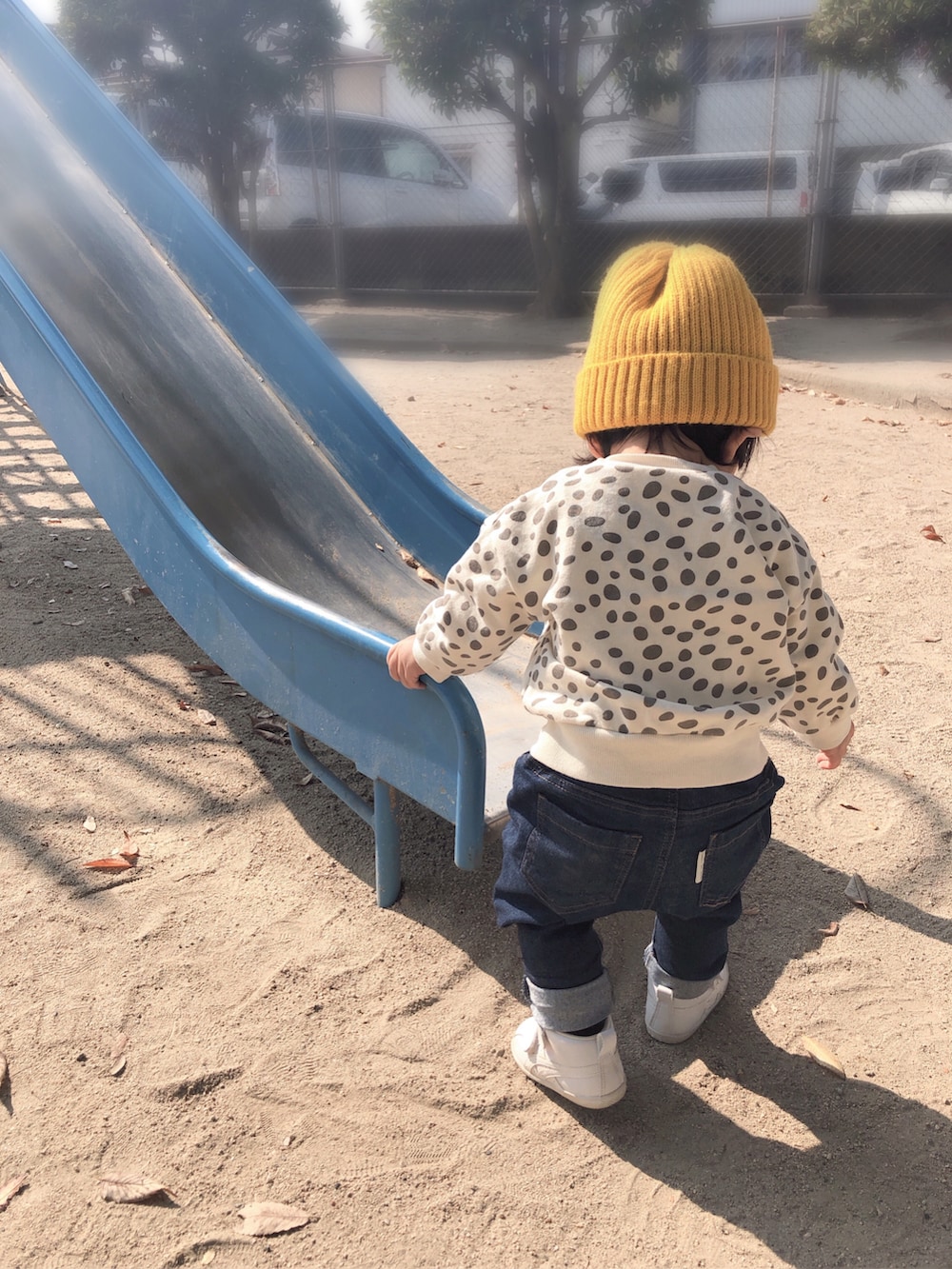 「スウェット、カジュアル、ニット帽、デニムパンツ、白スニーカー、プチプラ、キッズコーデ、1歳、ダルメシアン柄、秋コーデ、おんなのこ、1歳2ヶ月」｜「しまむらのsize80（スウェット、ホワイト系）」を使った、kanchaaさん（キッズ・70cm）の秋コーディネートの2枚目の写真