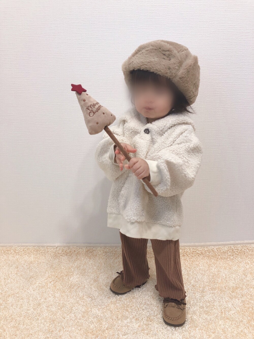 「キッズコーデ、クリスマスに着たい服、冬コーデ、パーカー、ボア、カラーパンツ、ジャガード、モカシン、フライトキャップ、クリスマス、プチプラ、1歳、1歳4ヶ月、おんなのこ、マイベストコーデ2021」｜「Birthdayのsize95（パーカー、ホワイト系）」を使った、kanchaaさん（キッズ・80cm）の冬コーディネートの2枚目の写真