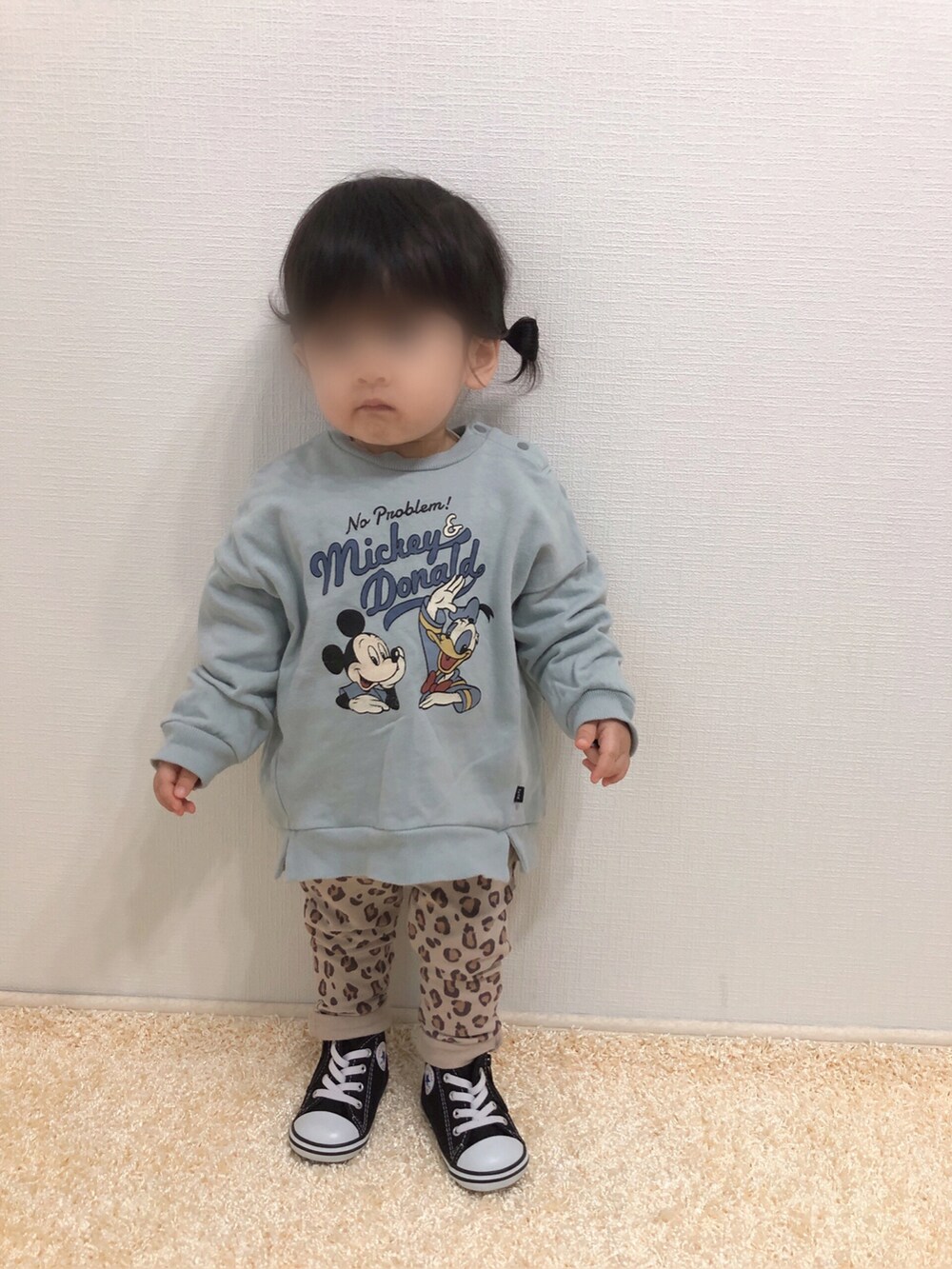 「キッズコーデ、スウェット、ディズニー、デニムジャケット、レギンス、レオパード、スニーカー、コンバース、プチプラ、1歳、1歳5ヶ月、おんなのこ、デカすぎシリーズ、チョコ色に染まれ、チョコミント」｜「Birthdayのfutafuta/size90（スウェット、ブルー系）」を使った、kanchaaさん（キッズ・80cm）の冬コーディネートの2枚目の写真