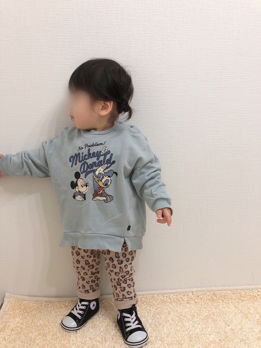 「キッズコーデ、スウェット、ディズニー、デニムジャケット、レギンス、レオパード、スニーカー、コンバース、プチプラ、1歳、1歳5ヶ月、おんなのこ、デカすぎシリーズ、チョコ色に染まれ、チョコミント」｜「Birthdayのfutafuta/size90（スウェット、ブルー系）」を使った、kanchaaさん（キッズ・80cm）の冬コーディネートの3枚目の写真