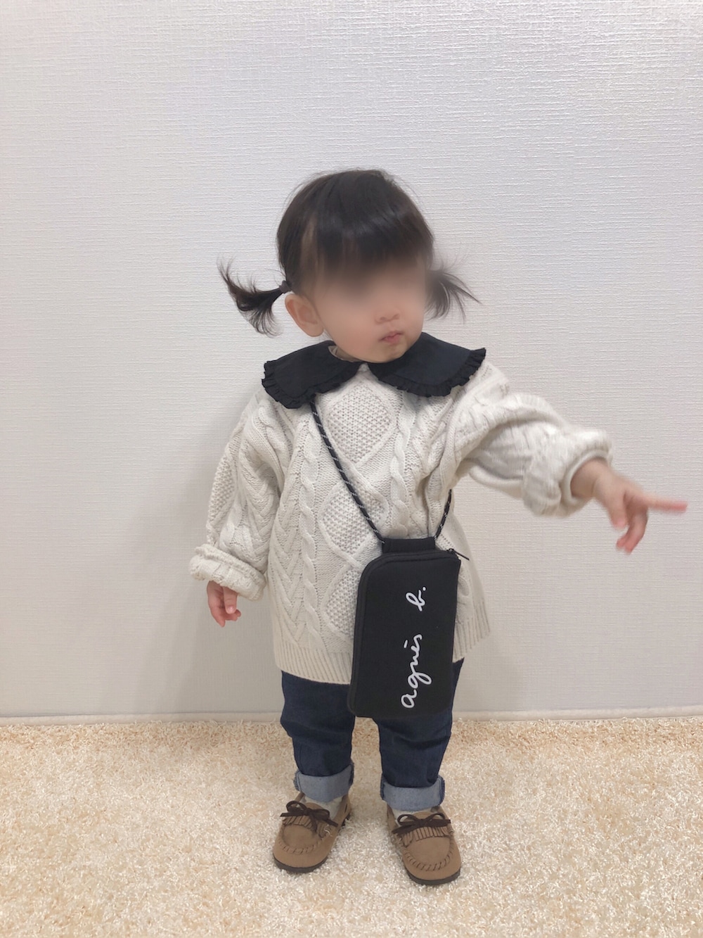 「キッズコーデ、ケーブルニット、ビッグカラー、デニムパンツ、モカシン、ショルダーバッグ、モノトーン、プチプラ、1歳、1歳4ヶ月、おんなのこ、ビッグシルエット、私の推しブランド」｜「Birthdayのmanina/size90（ニット/セーター、ホワイト系）」を使った、kanchaaさん（キッズ・80cm）の冬コーディネートの3枚目の写真