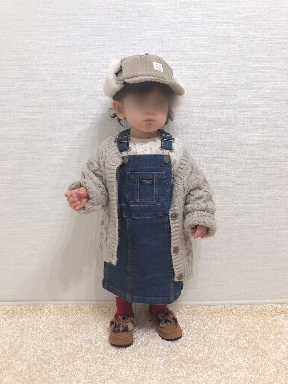 「キッズコーデ、刺繍ブラウス、ジャンパースカート、デニム、カーディガン、ケーブルニット、モカシン、レオパード、フライトキャップ、プチプラ、1歳、1歳4ヶ月、おんなのこ、私の推しブランド」｜「しまむらのアイテム（サロペット/オーバーオール、ブラウン系）」を使った、kanchaaさん（キッズ・80cm）の冬コーディネートの2枚目の写真