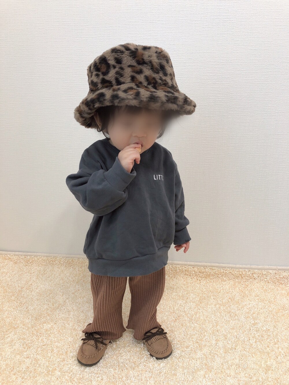 「スウェット、レオパード、カラーパンツ、ジャガード、モカシン、プチプラ、キッズコーデ、1歳、バケットハット、バックプリント、秋冬コーデ、おんなのこ、1歳3ヶ月」｜「しまむらのsize90（スウェット、グレー系）」を使った、kanchaaさん（キッズ・80cm）の秋コーディネートの2枚目の写真
