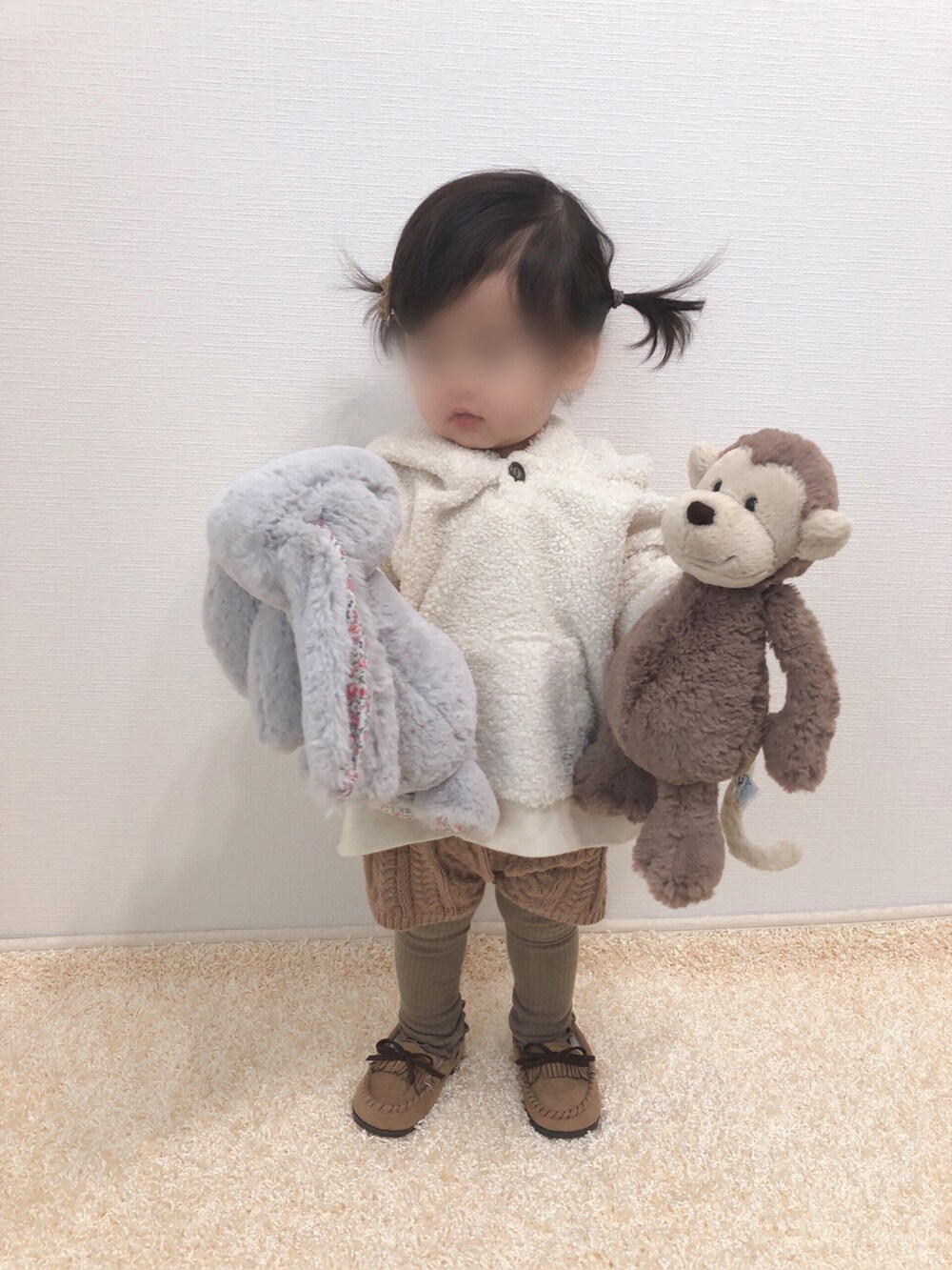 「キッズコーデ、キッズファッション、淡色コーデ、パーカー、うさみみ、ニットパンツ、レギンス、モカシン、もこもこ、プチプラ、1歳、1歳4ヶ月、おんなのこ、デカすぎシリーズ」｜「Birthdayのsize95（パーカー、ホワイト系）」を使った、kanchaaさん（キッズ・80cm）の冬コーディネートの4枚目の写真