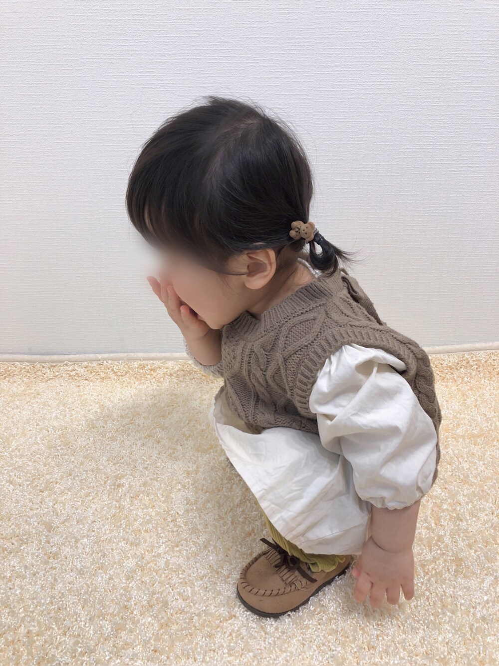 ブラウン系のシャツ/ブラウス、グリーン系のその他パンツ、ベージュ系のモカシン/デッキシューズを着用したキッズの冬コーディネートの5枚目の写真