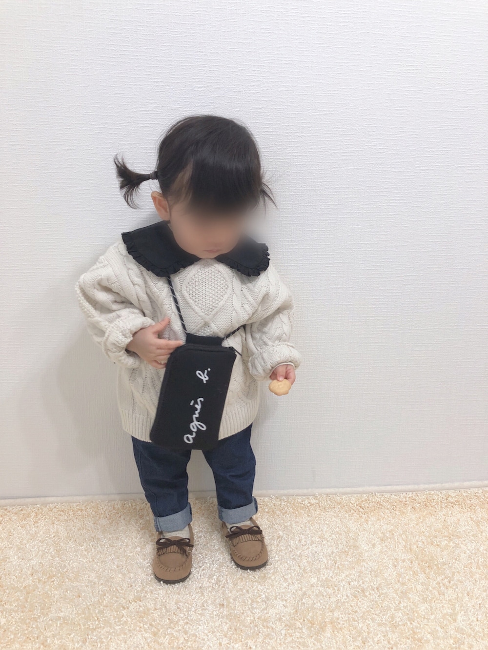「キッズコーデ、ケーブルニット、ビッグカラー、デニムパンツ、モカシン、ショルダーバッグ、モノトーン、プチプラ、1歳、1歳4ヶ月、おんなのこ、ビッグシルエット、私の推しブランド」｜「Birthdayのmanina/size90（ニット/セーター、ホワイト系）」を使った、kanchaaさん（キッズ・80cm）の冬コーディネートの2枚目の写真