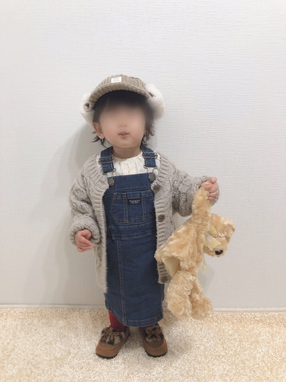 「キッズコーデ、刺繍ブラウス、ジャンパースカート、デニム、カーディガン、ケーブルニット、モカシン、レオパード、フライトキャップ、プチプラ、1歳、1歳4ヶ月、おんなのこ、私の推しブランド」｜「しまむらのアイテム（サロペット/オーバーオール、ブラウン系）」を使った、kanchaaさん（キッズ・80cm）の冬コーディネートの3枚目の写真