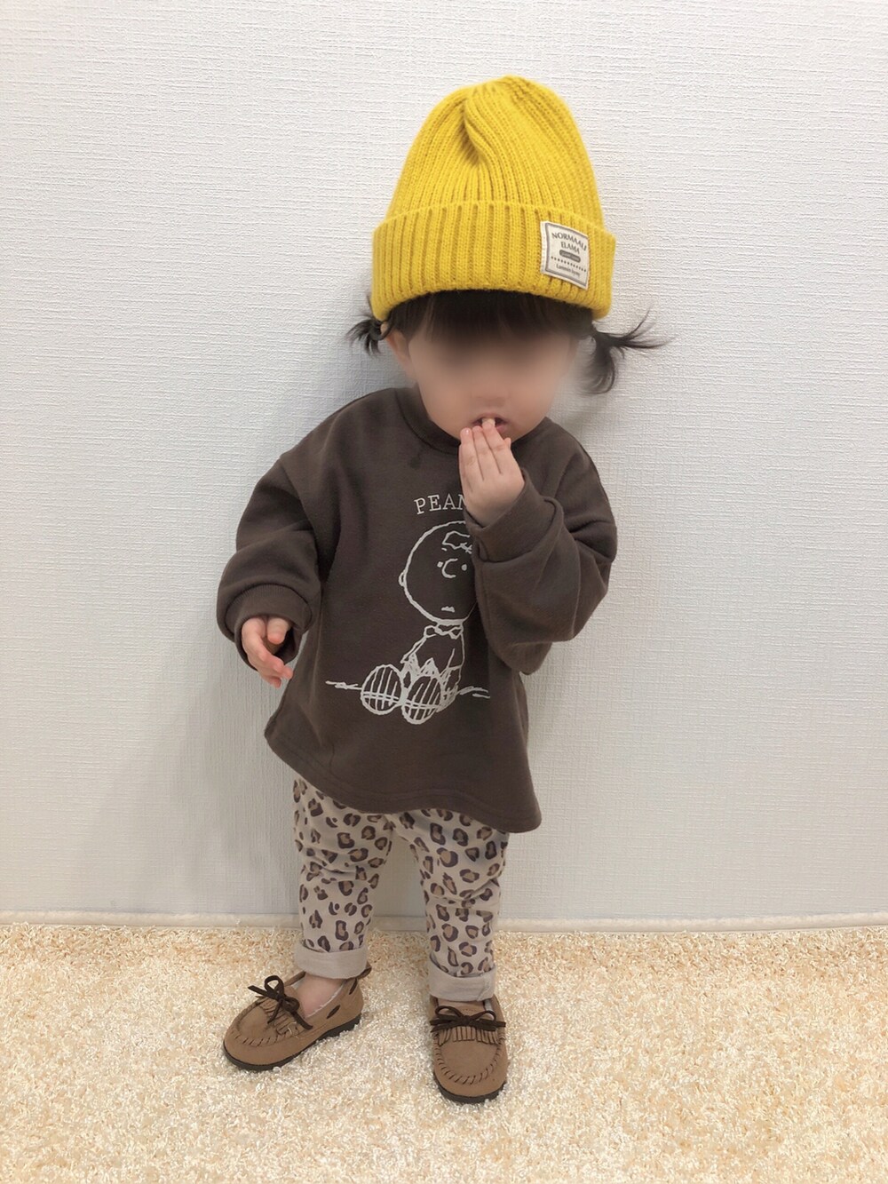 「キッズコーデ、カジュアルコーデ、スウェット、チャーリー・ブラウン、レギンスパンツ、レオパード、モカシン、ニット帽、オーバーサイズ、プチプラ、1歳、1歳5ヶ月、おんなのこ、チョコ色に染まれ、チョコバナナ」｜「PEANUTSのsize90（スウェット、ブラウン系）」を使った、kanchaaさん（キッズ・80cm）の冬コーディネートの3枚目の写真