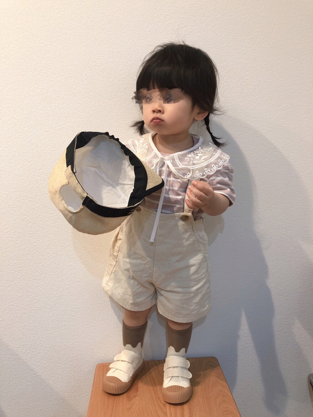 ピンク系のTシャツ/カットソー、ホワイト系のサロペット/オーバーオール、ホワイト系のスニーカーを着用したキッズの春コーディネートの2枚目の写真