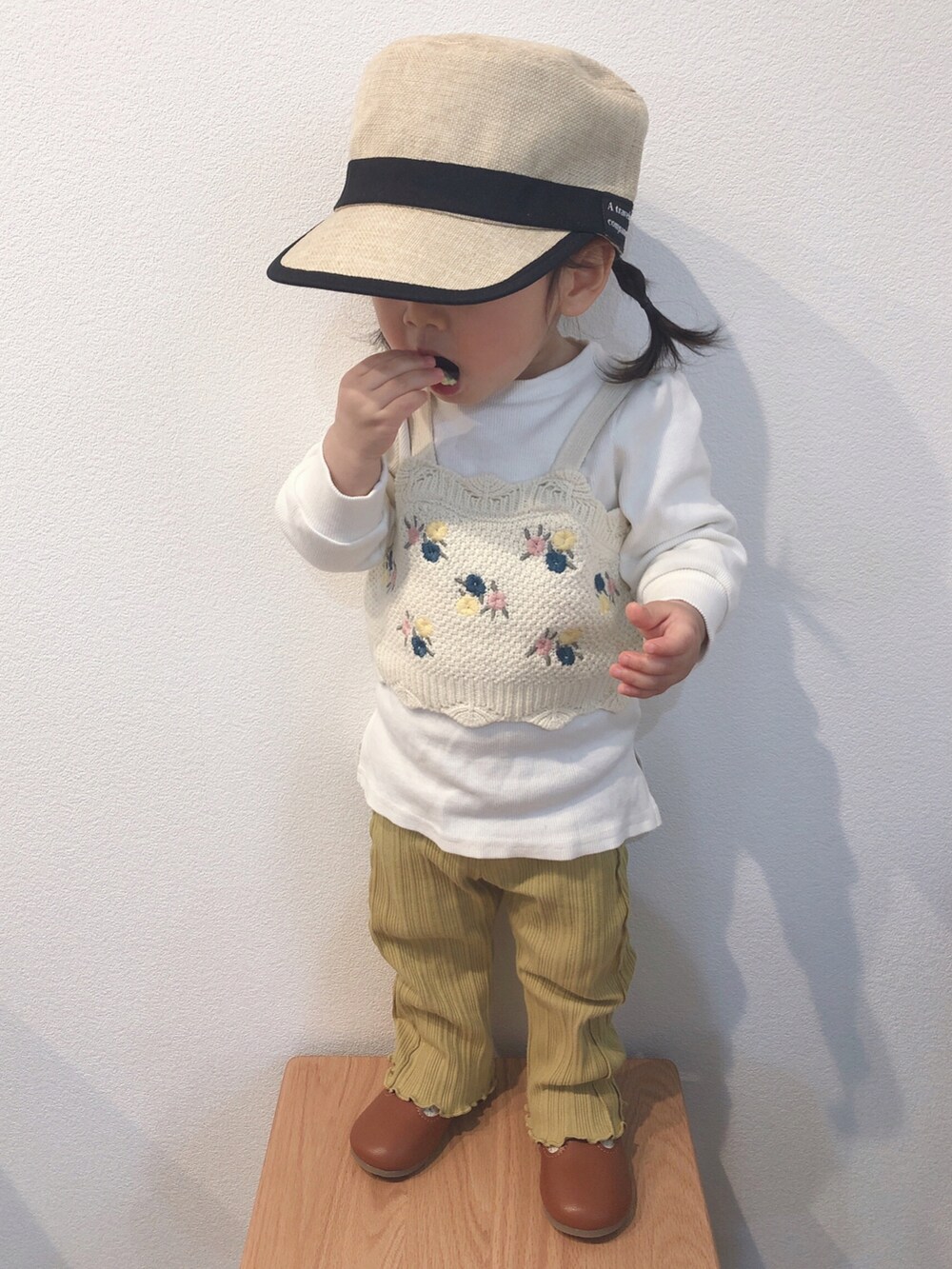 ベージュ系のニット/セーター、グリーン系のその他パンツ、ブラウン系のシューズを着用したキッズの春コーディネートの3枚目の写真