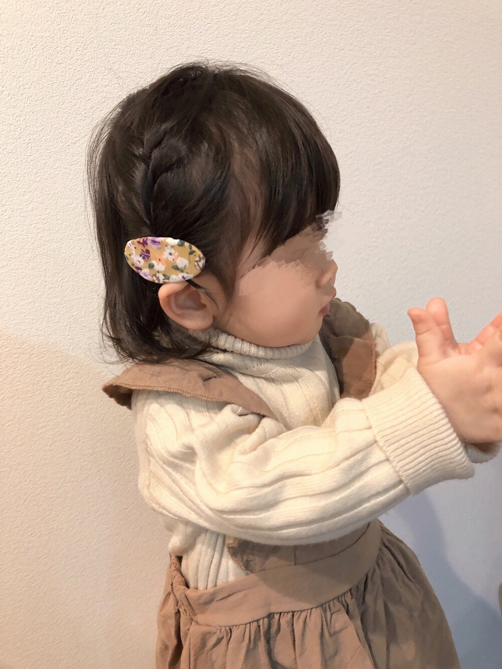 「キッズコーデ、ガーリー、タートルネック、リブニット、ジャンパースカート、エプロンワンピース、モカシン、編み込みヘア、プチプラ、1歳、1歳半、おんなのこ、カフェオレコーデ、ナベ部 好きな具材なに?!」｜「BREEZEのラメラインタートルネックニット（ニット/セーター、ホワイト系）」を使った、kanchaaさん（キッズ・80cm）の冬コーディネートの2枚目の写真