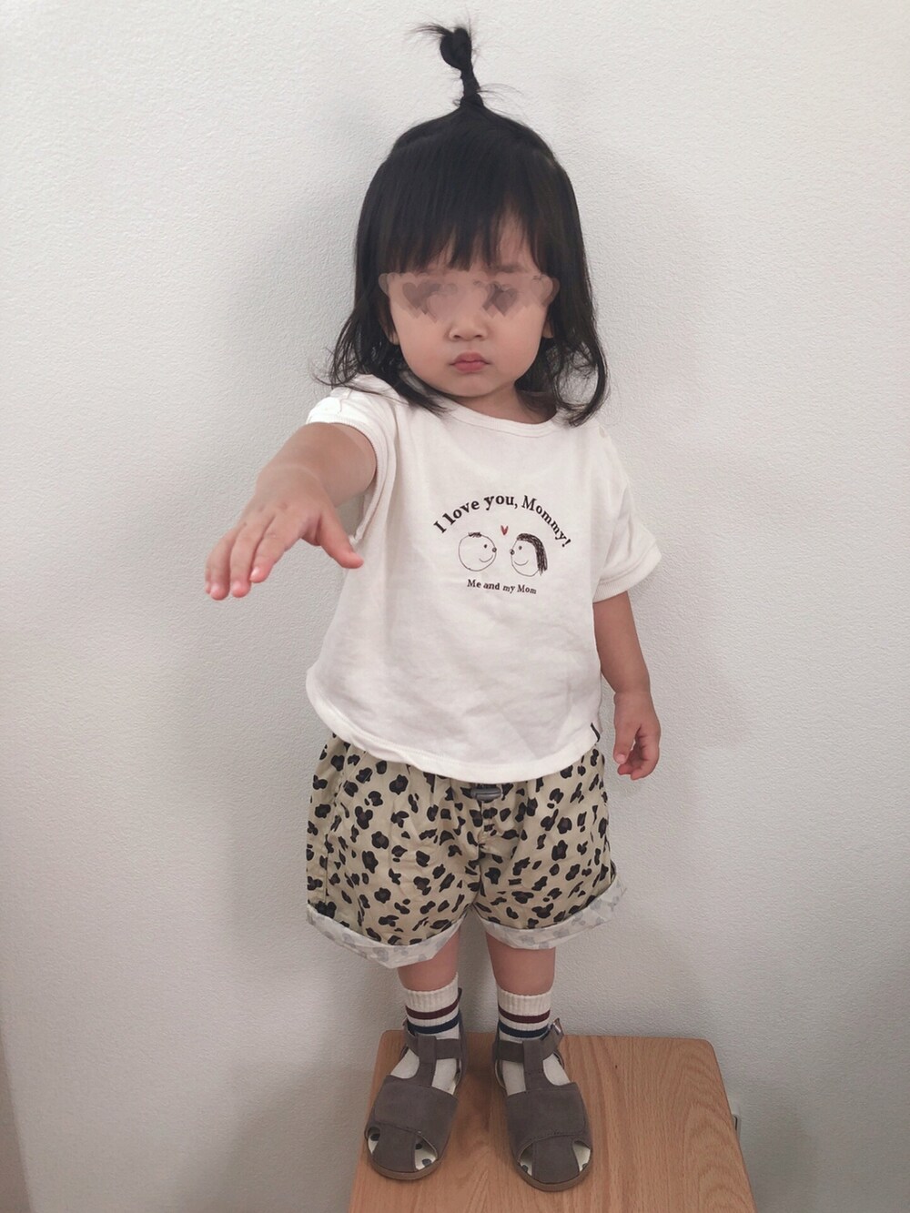 ホワイト系のTシャツ/カットソー、ベージュ系のその他パンツ、ブラウン系のサンダルを着用したキッズの夏コーディネートの3枚目の写真