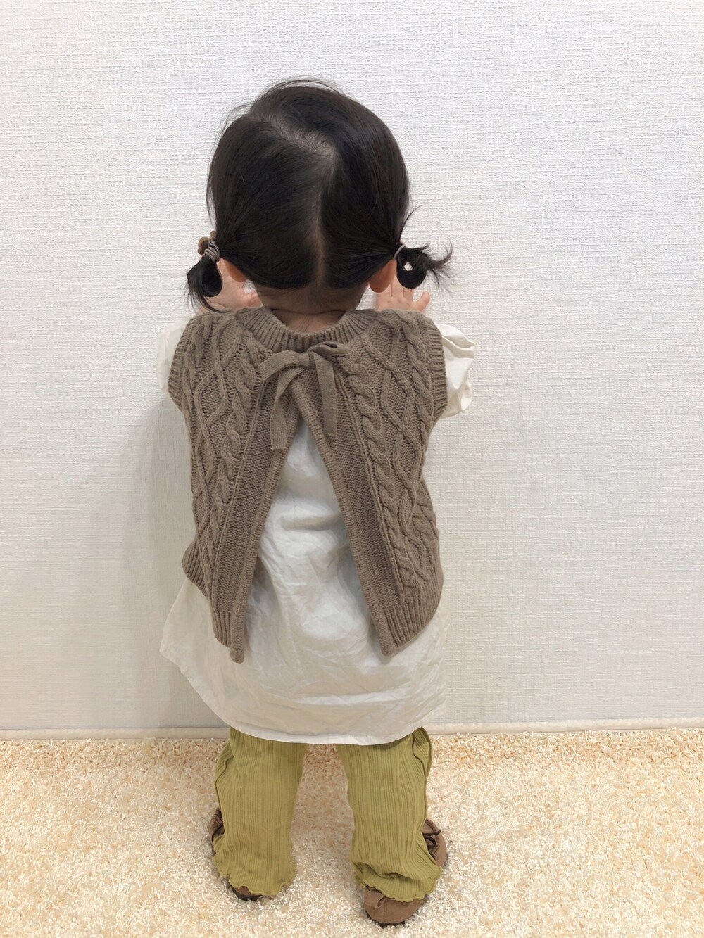 ブラウン系のシャツ/ブラウス、グリーン系のその他パンツ、ベージュ系のモカシン/デッキシューズを着用したキッズの冬コーディネートの4枚目の写真