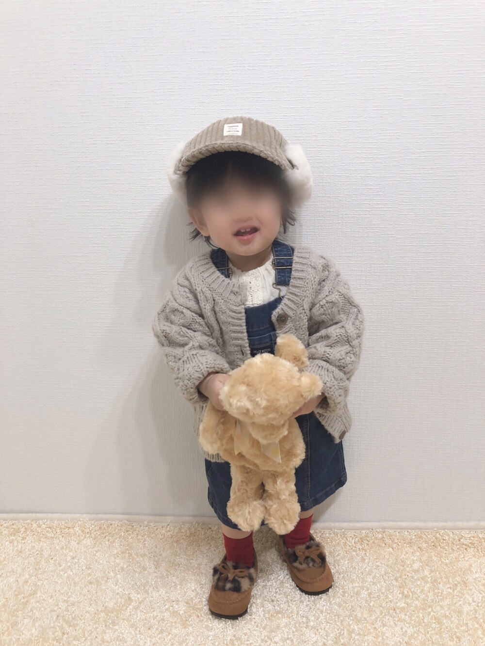 「キッズコーデ、刺繍ブラウス、ジャンパースカート、デニム、カーディガン、ケーブルニット、モカシン、レオパード、フライトキャップ、プチプラ、1歳、1歳4ヶ月、おんなのこ、私の推しブランド」｜「しまむらのアイテム（サロペット/オーバーオール、ブラウン系）」を使った、kanchaaさん（キッズ・80cm）の冬コーディネートの5枚目の写真