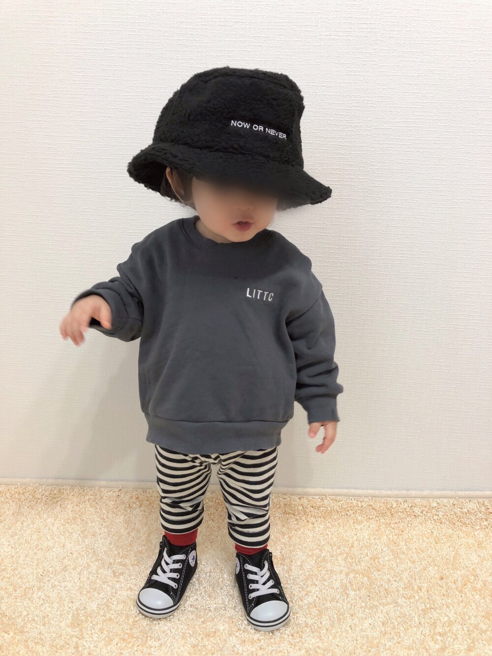 「スウェット、スニーカー、スヌード、カジュアル、ボーダー、レギンス、冬コーデ、モノトーン、プチプラ、キッズコーデ、1歳、バケットハット、バックプリント、おんなのこ、1歳3ヶ月」｜「しまむらのsize90（スウェット、グレー系）」を使った、kanchaaさん（キッズ・80cm）の冬コーディネートの2枚目の写真